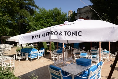 白色和蓝色户外的桌子和椅子
